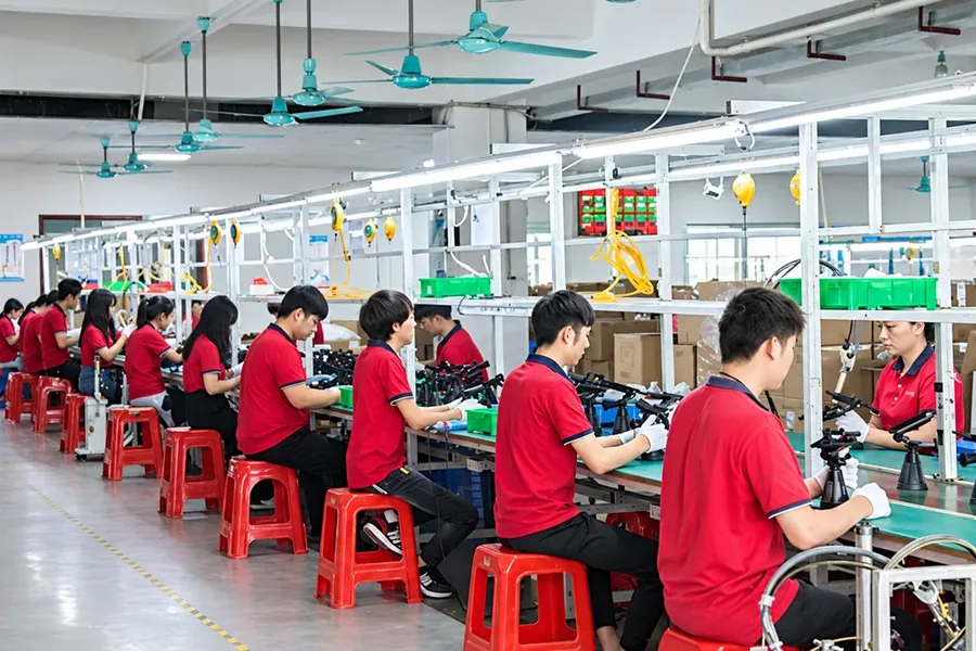 Solar light assembly workshop with a balanced production line